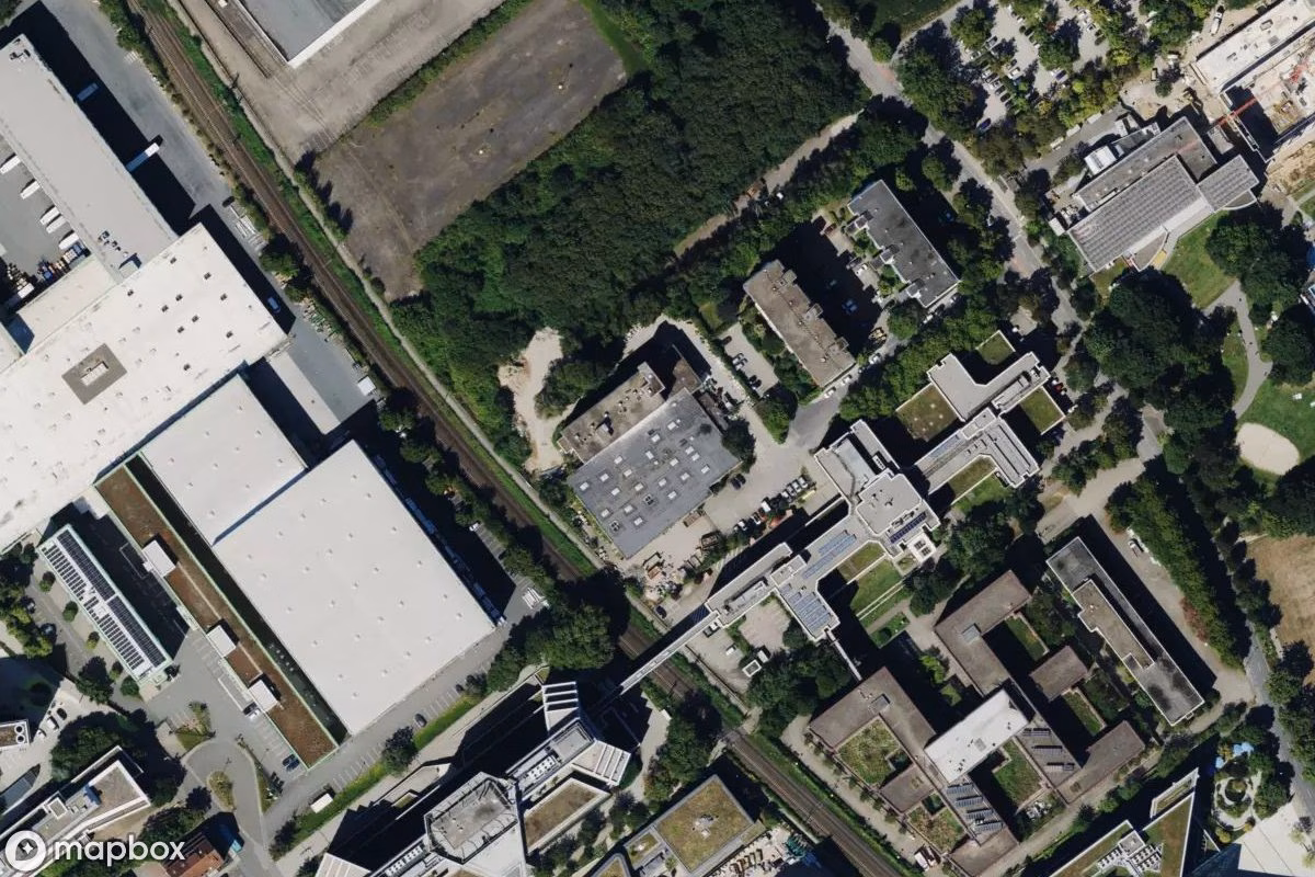 Satelitní letecký pohled na Verlassenes Hotel, opuštěné Hotel v Eschborn, Německo