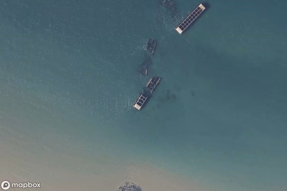 Satelitní letecký pohled na Landungsboote, opuštěné  v Tracy-sur-Mer, Francie