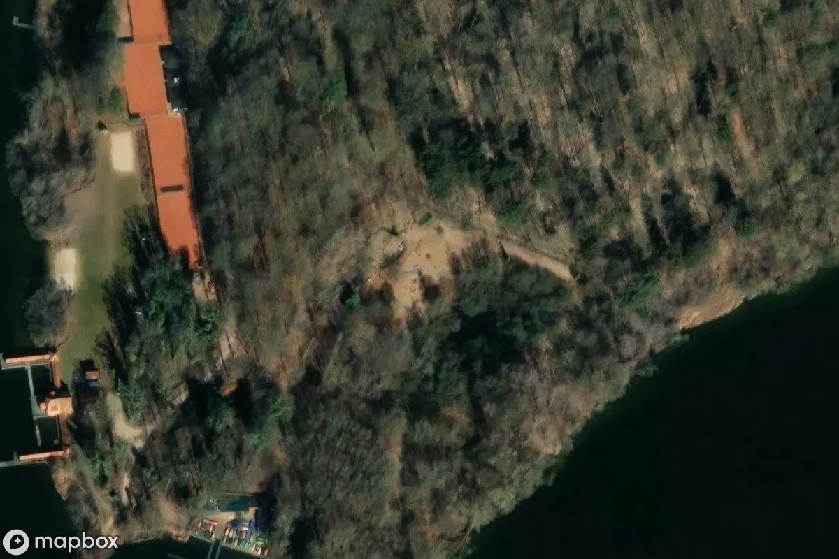 Satellietbeeld vanuit de lucht van Kleingolfplatz mit Wirtshaus, een verlaten  in Eutin, Duitsland