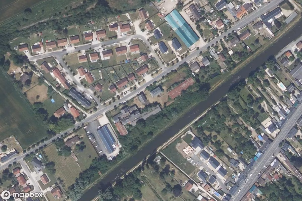 Aerial satellite view of Blockierendes Haus Torfou, an abandoned Residence in Fay-aux-Loges, France