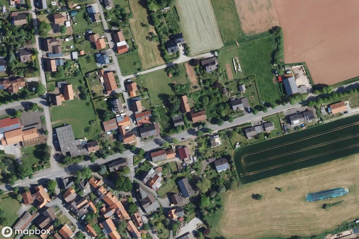 Satelitní letecký pohled na Wohnhaus, opuštěné Obytný dům v Massenhausen, Německo