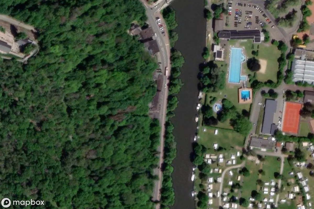 Satellietbeeld vanuit de lucht van Hotel Café, een verlaten Hotel in Nassau, Duitsland