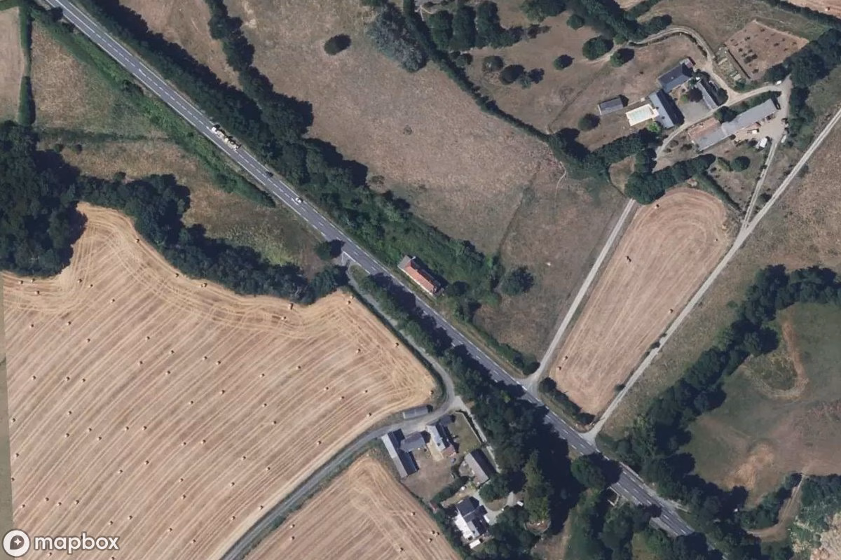 Satelitní letecký pohled na Das zerbrechliche Haus, opuštěné Obytný dům v Bouessay, Francie