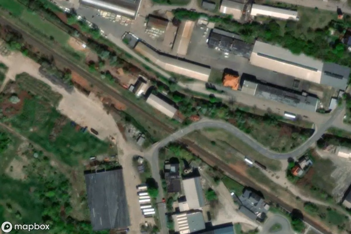 Satelitní letecký pohled na Bahnhofgebäude, opuštěné Nádraží v Gatersleben, Německo