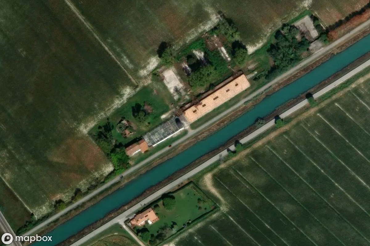 Satelitarny widok z lotu ptaka Lagerhalle, opuszczone Obiekt przemysłowy w Lignano Sabbiadoro / Lignan, Włochy