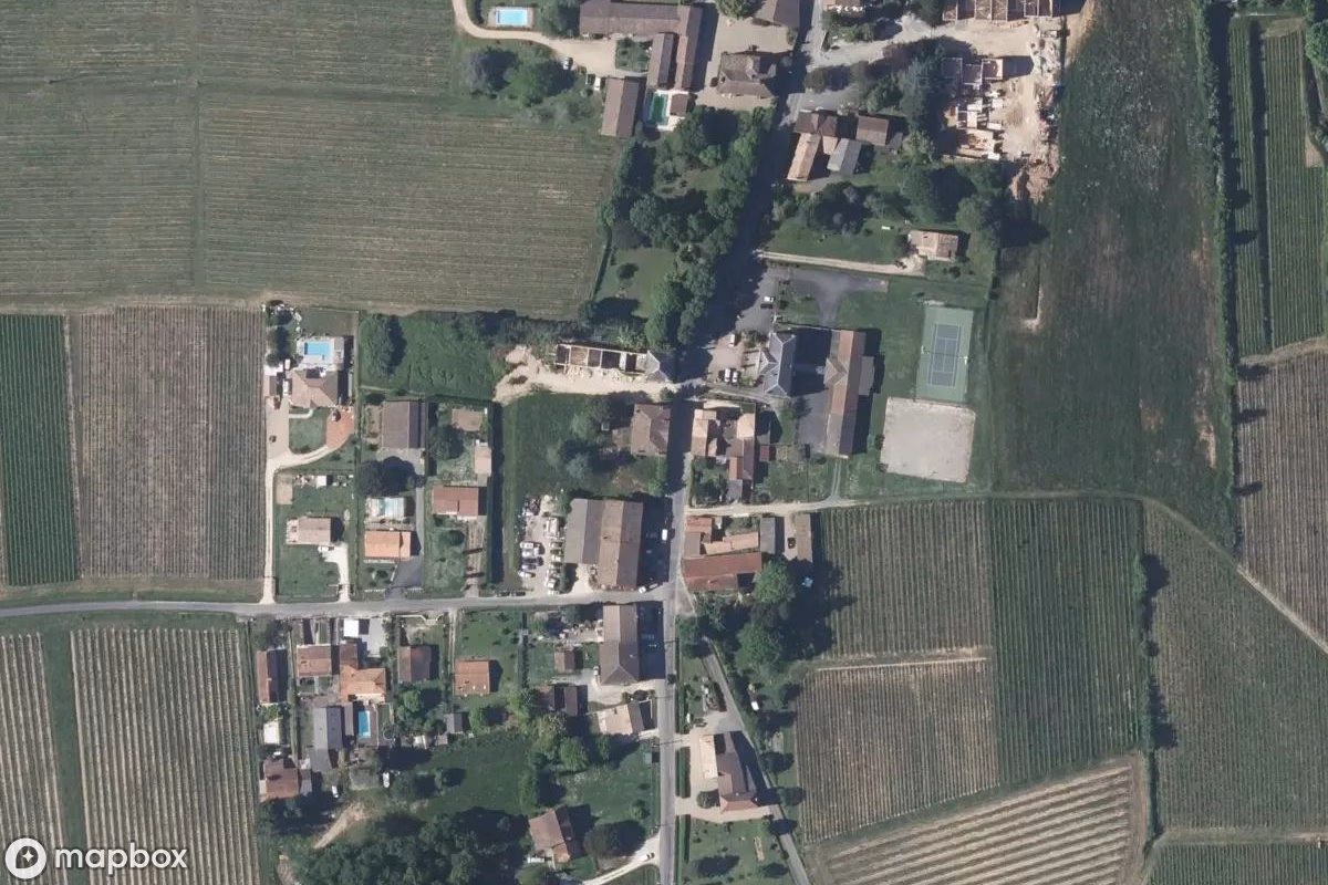 Satellietbeeld vanuit de lucht van Maison Aux Appliques, een verlaten Woonhuis in Joanin, Frankrijk