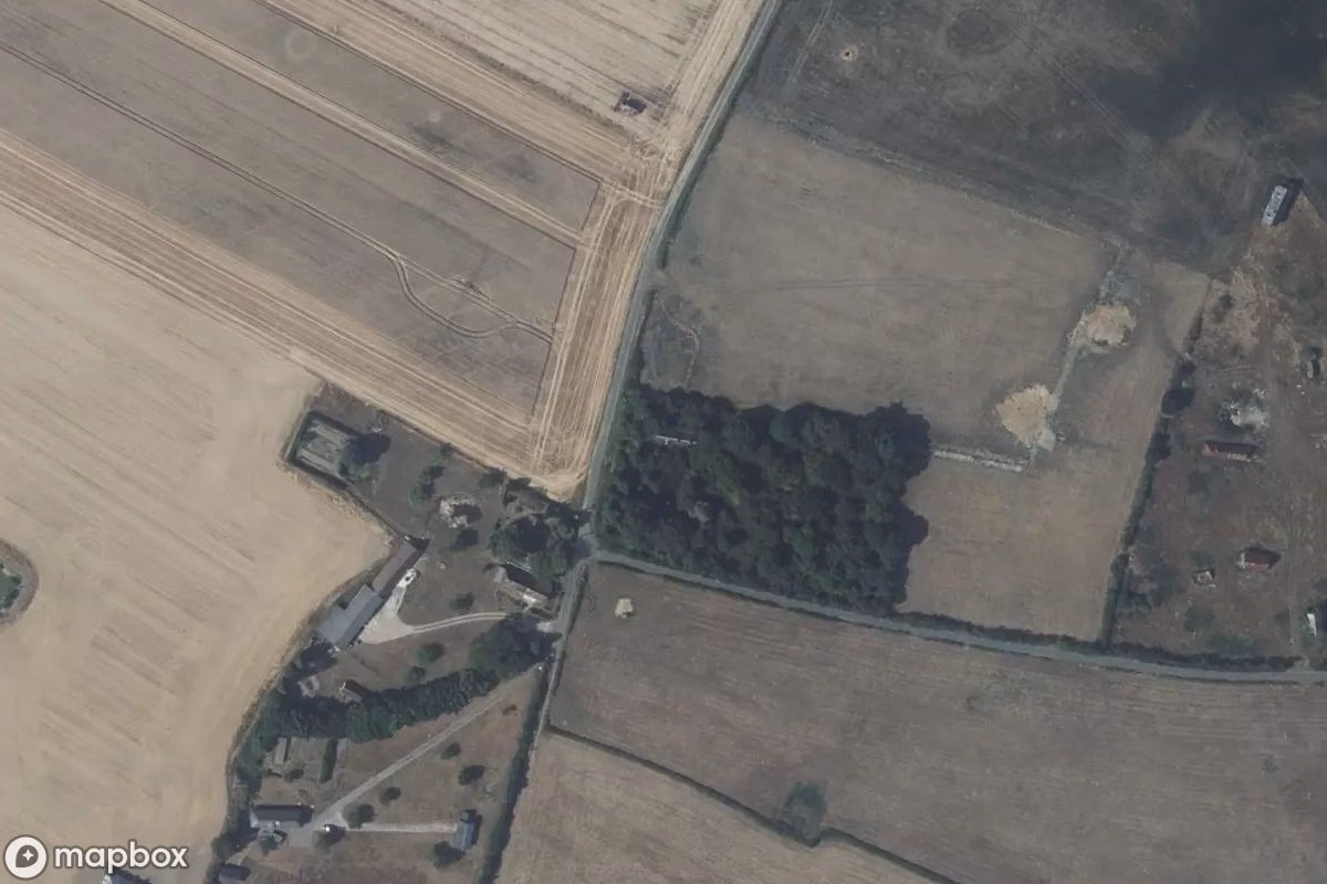 Satelitní letecký pohled na Maison Or Antiquaire, opuštěné Obytný dům v Mesnil-en-Ouche, Francie