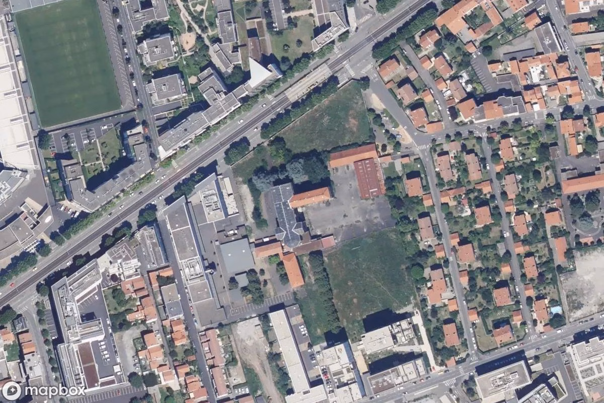 Satellitbillede set fra luften af Halb verlassene Schule Clm, et forladt Skole i Clermont-Ferrand, Frankrig