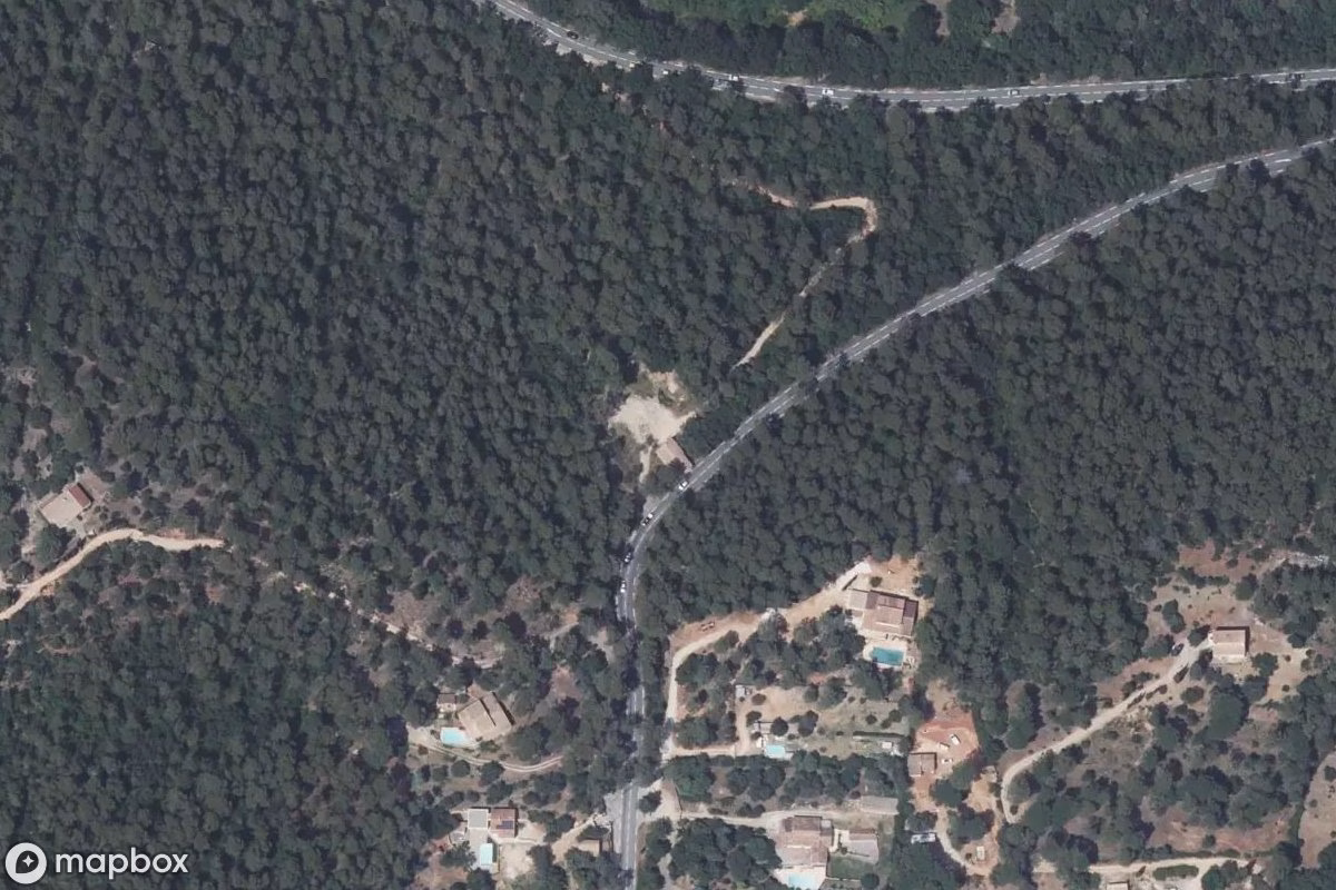 Satellitbillede set fra luften af Kapelle Le Val, et forladt Kirke i Le Val, Frankrig