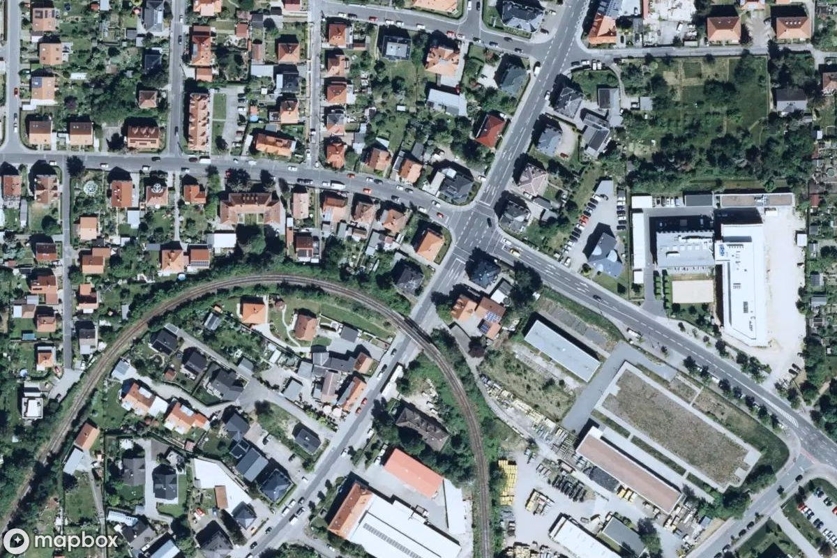 Satelitní letecký pohled na Wohnhaus, opuštěné Obytný dům v Dresden, Německo