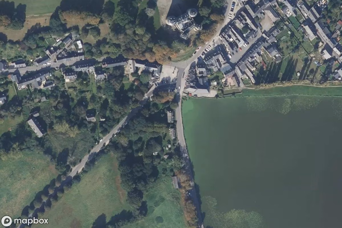 Satellitbild från luften av Maison Combourg, en övergiven Bostadshus i Combourg, Frankrike