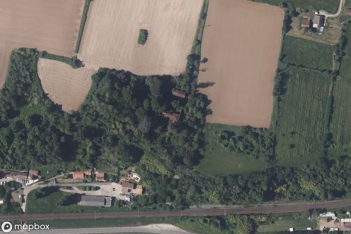 Satellitbillede set fra luften af Maison Pistache, et forladt Beboelseshus i La Réole, Frankrig