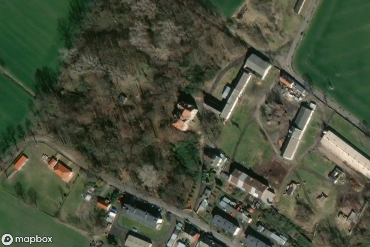 Satelitní letecký pohled na Palais Jabłonna, opuštěné Zámek v Jabłonna, Polsko