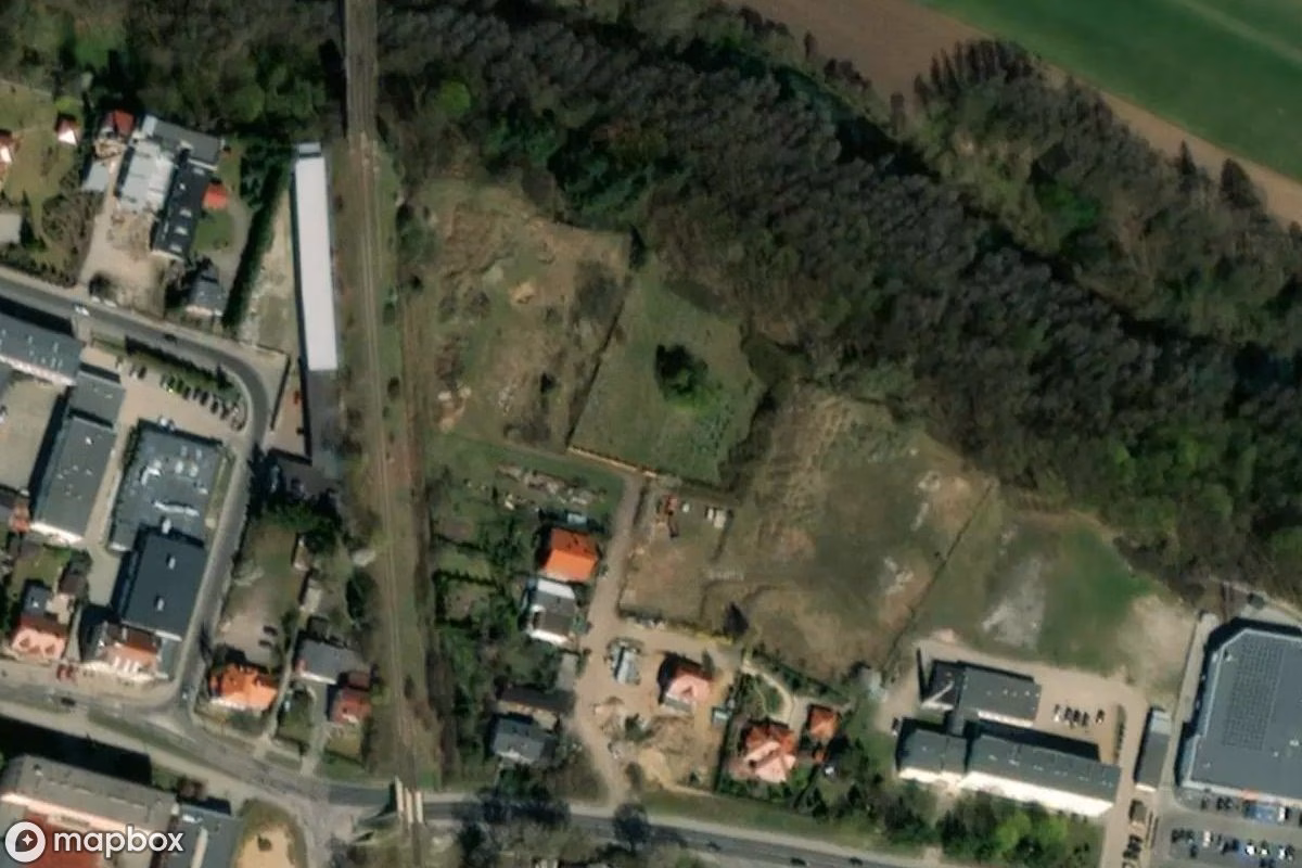 Vista aérea por satélite de Jüdischer Friedhof, un Cementerio abandonado en Koronowo, Polonia
