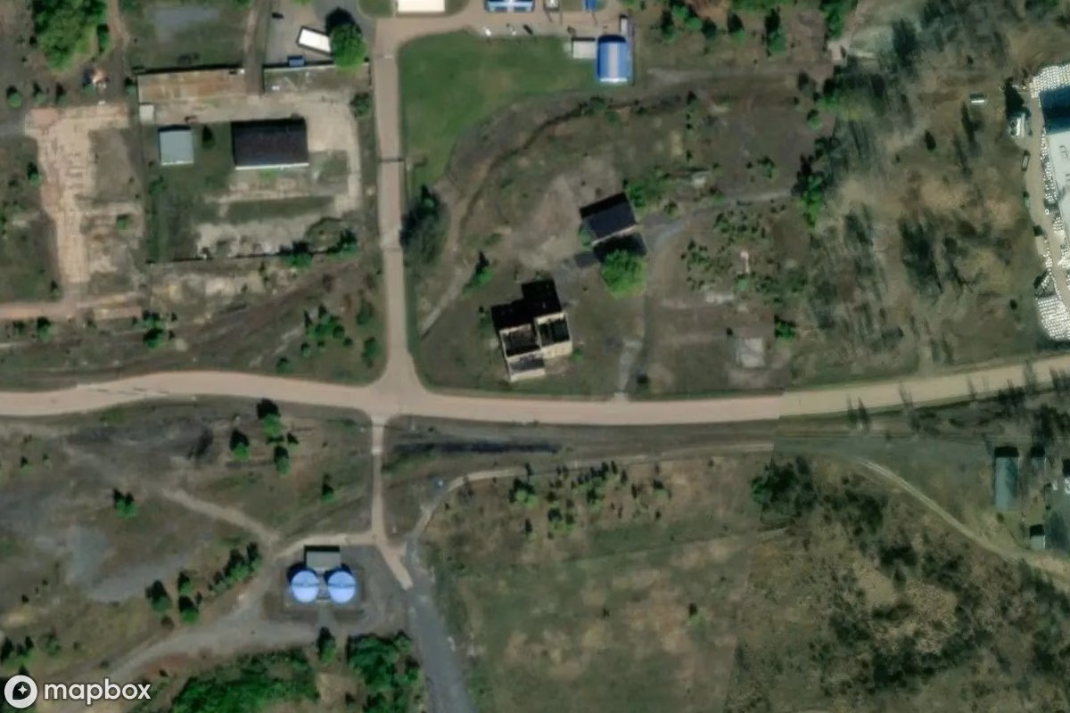 Satellietbeeld vanuit de lucht van Malakowturm Ernst Schacht, een verlaten Toren in Helbra, Duitsland