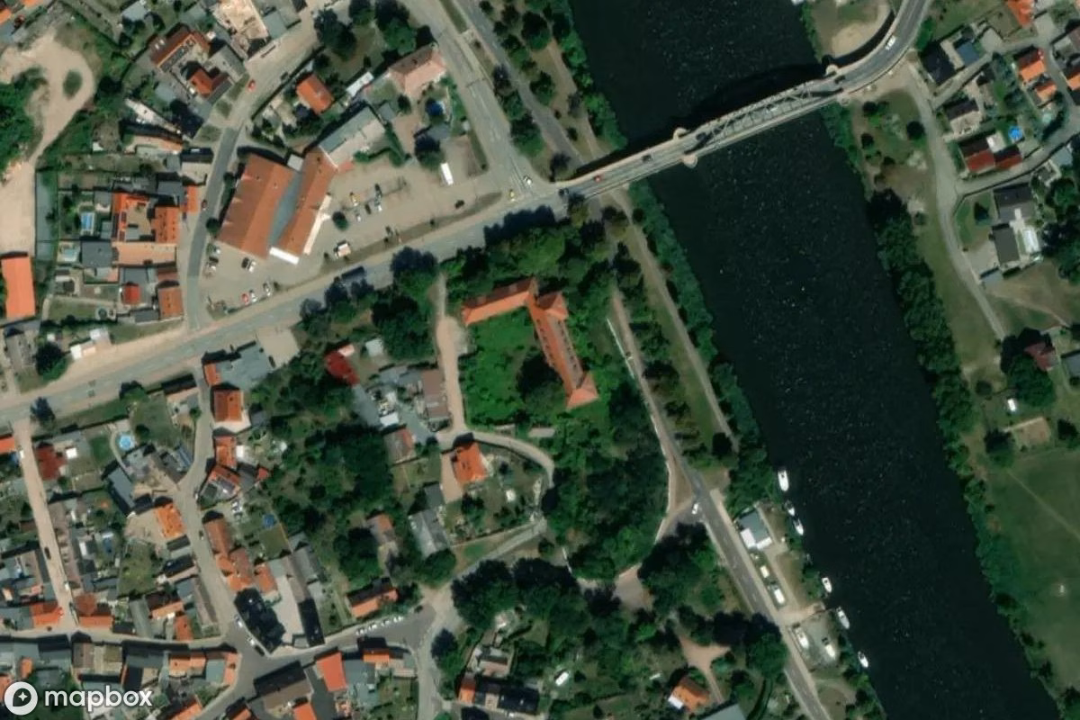 Satellietbeeld vanuit de lucht van Schule, een verlaten School in Alsleben, Duitsland