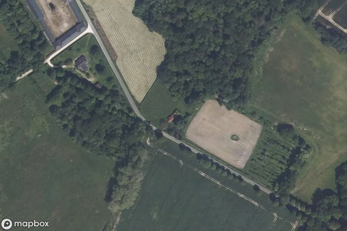 Satellitbillede set fra luften af Maison du Singe, et forladt Beboelseshus i Sainte-Geneviève-des-Bois, Frankrig