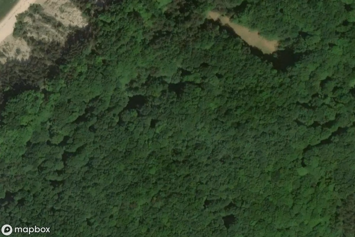 Satellietbeeld vanuit de lucht van 17. Batterie, een verlaten Militair terrein in Biała Góra, Polen