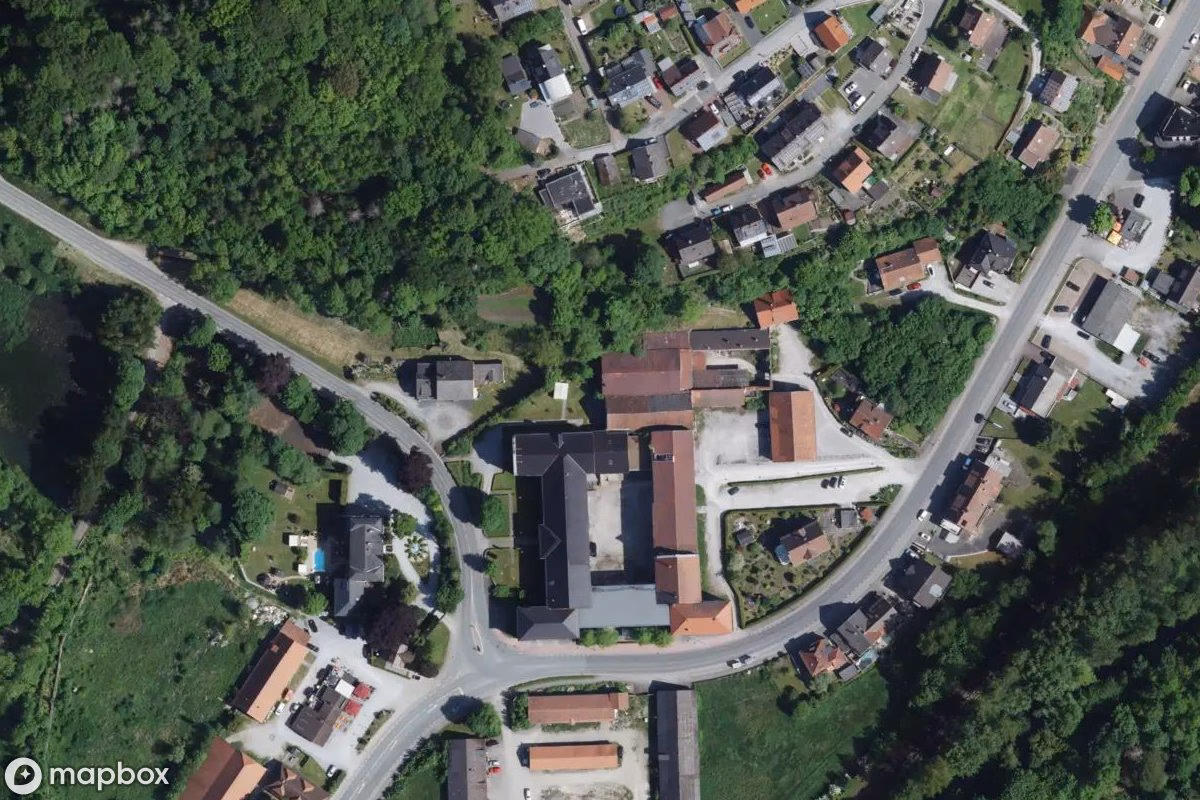 Satellitbild från luften av Kloster, en övergiven Kyrka i Marsberg, Tyskland
