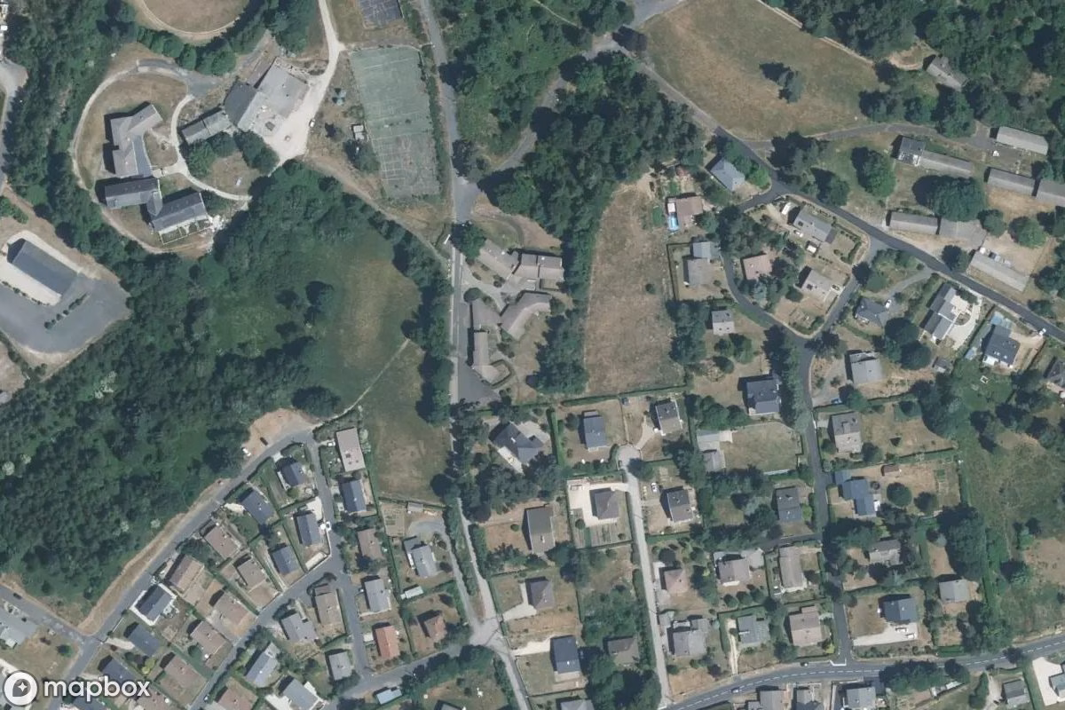 Satellittbilde fra luften av Gymnasium Cévenol, et forlatt Skole i Le Chambon-sur-Lignon, Frankrike