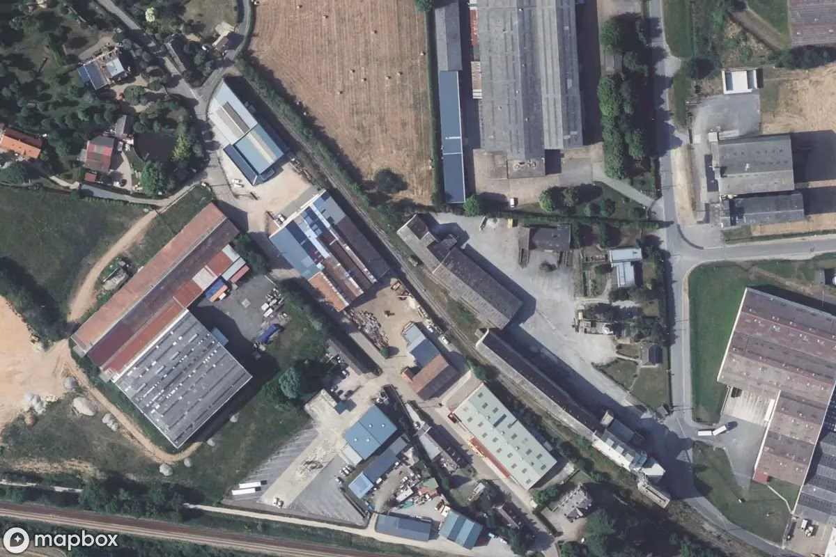 Aerial satellite view of Der einsame Güterwagen, an abandoned in Verneuil d'Avre et d'Iton, France