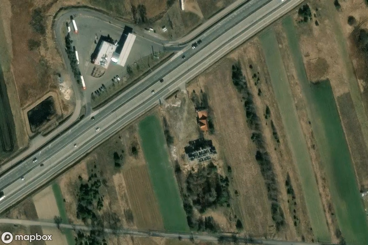 Vue aérienne satellite de Grand Restaurant, un Restaurant abandonné à gmina Tomaszów Mazowiecki, Pologne