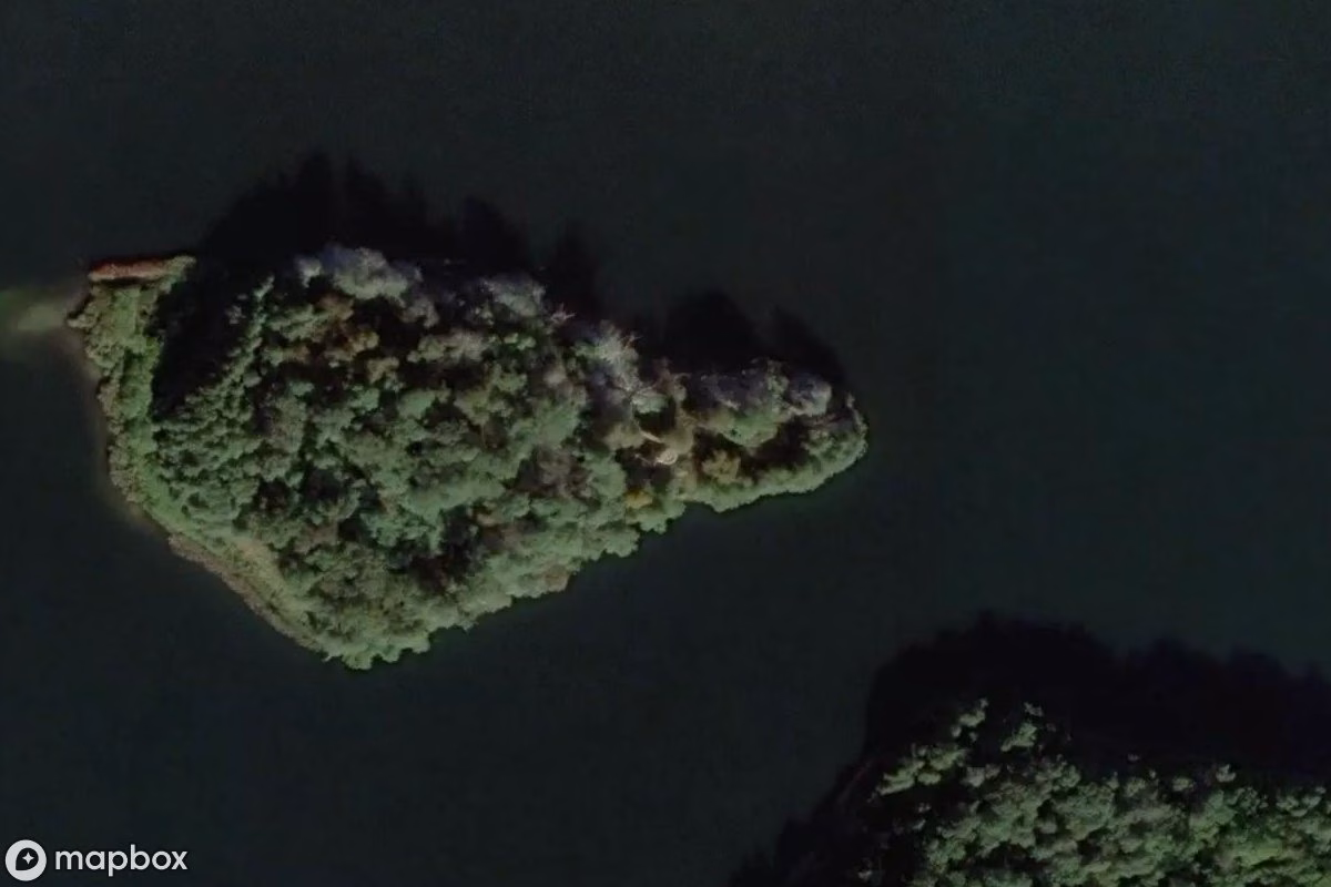 Satelitní letecký pohled na Schloss Klaudyna Potocki, opuštěné Zámek v Trzebaw, Polsko