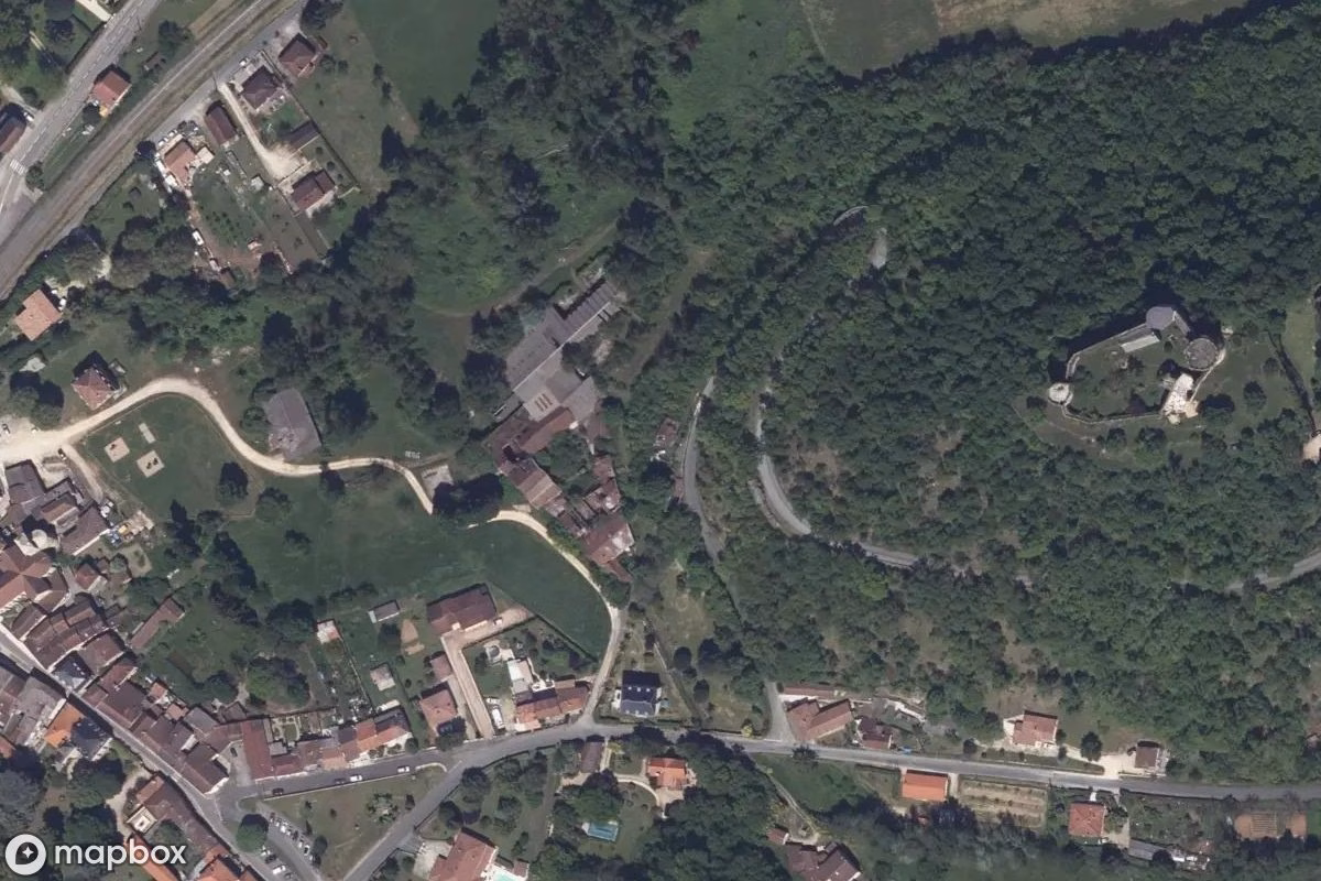 Vista aérea por satélite de Maison mit Fabrik, un Residencia abandonado en Sauveterre-la-Lémance, Francia