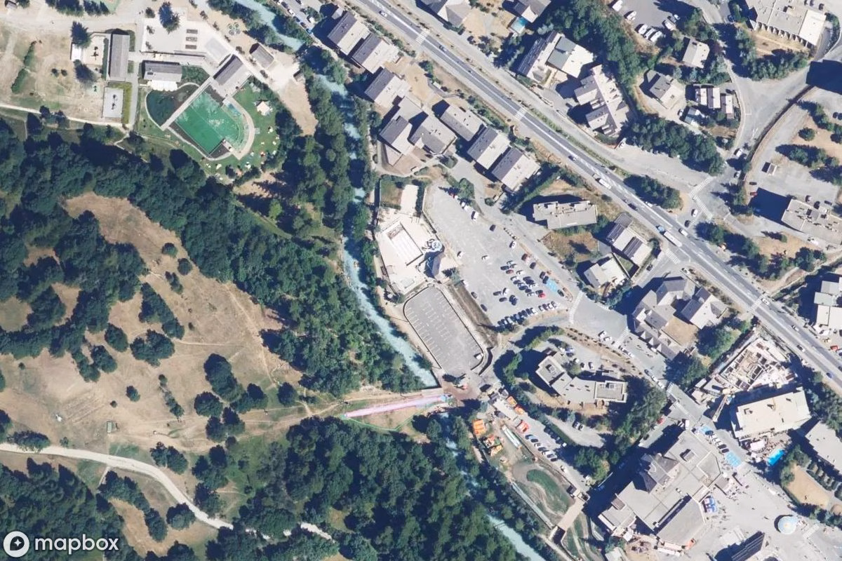 Vista aérea por satélite de Schwimmbad Chantement, un Piscina abandonado en Saint-Chaffrey, Francia