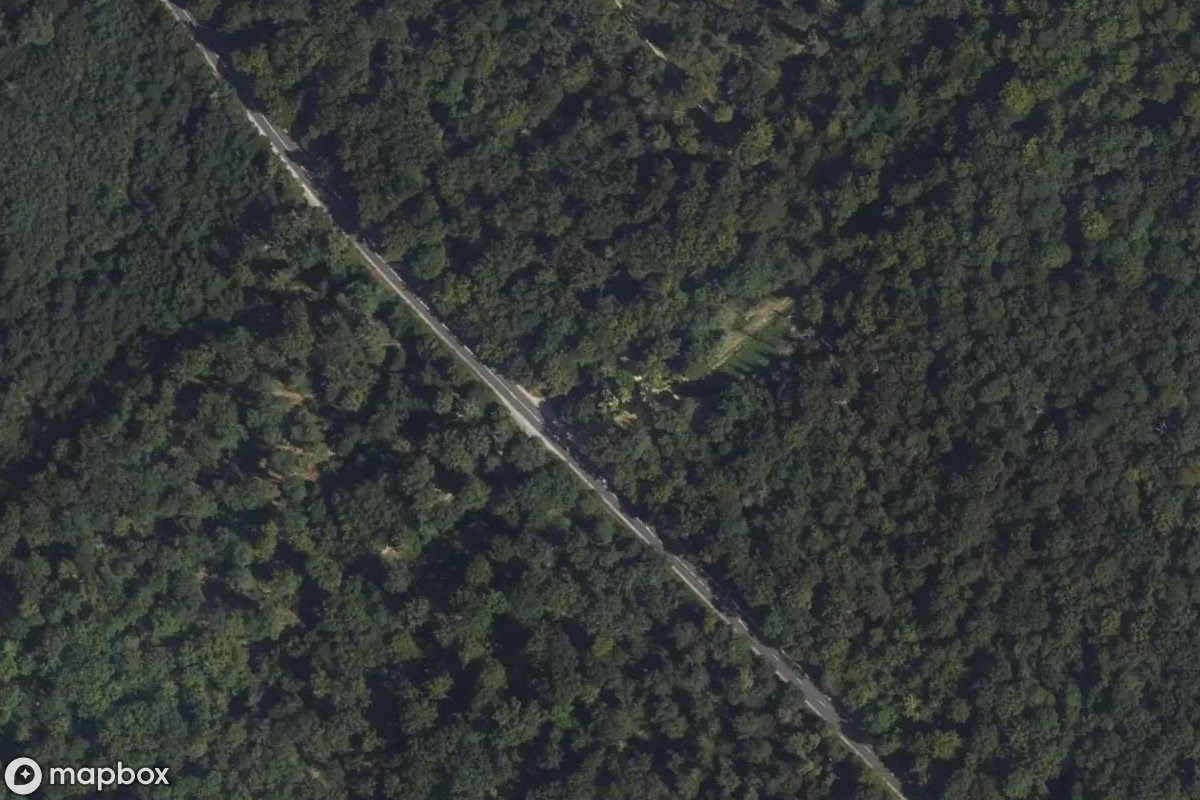 Satellittbilde fra luften av Château En Ruine Avo, et forlatt Ruin i Avon, Frankrike