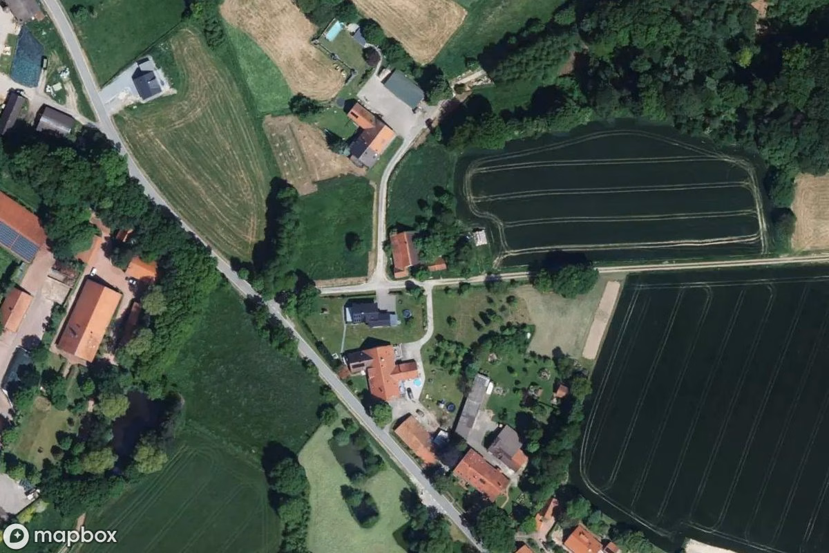 Vista aérea por satélite de Bauernhaus, un abandonado en Ostercappeln, Alemania