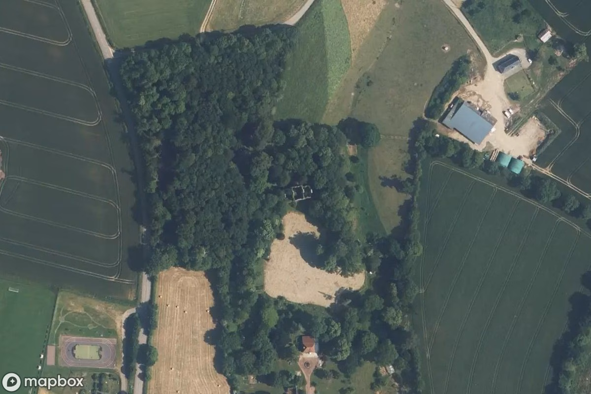 Satelitarny widok z lotu ptaka Château Des Noyers, opuszczone Zamek w Souleuvre-en-Bocage, Francja