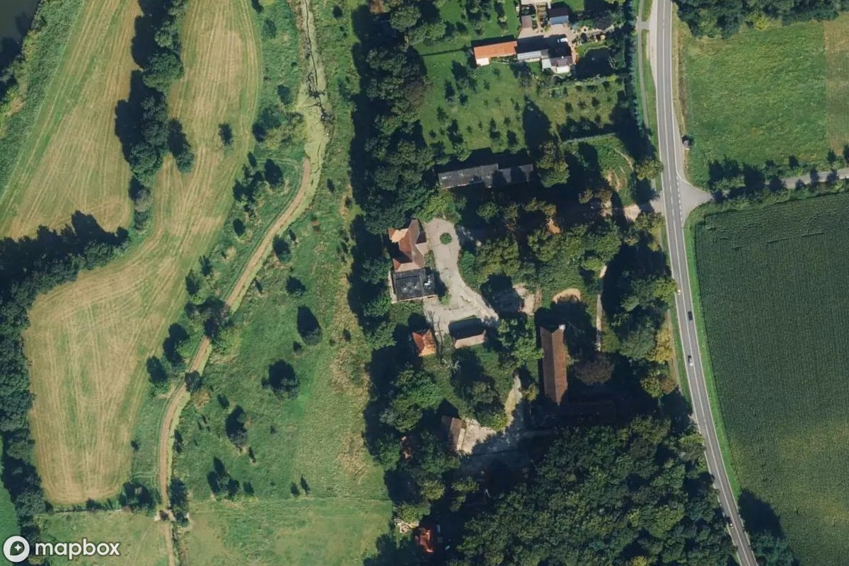 Satellietbeeld vanuit de lucht van Gutshof, een verlaten Boerderij in Dörverden, Duitsland