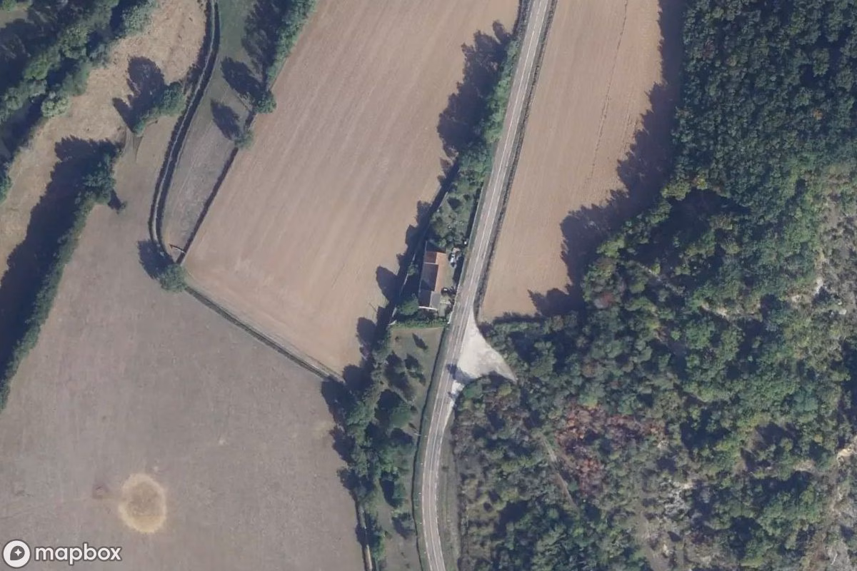 Satelitní letecký pohled na Auberge In, opuštěné  v Dornecy, Francie