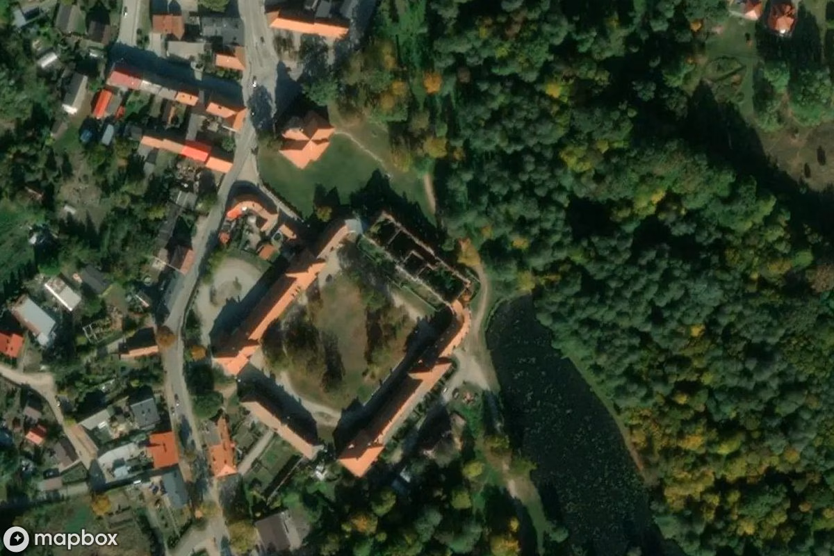 Vista aérea por satélite de Ruinen des Palastes in Goszczu, un Castillo abandonado en Goszcz, Polonia