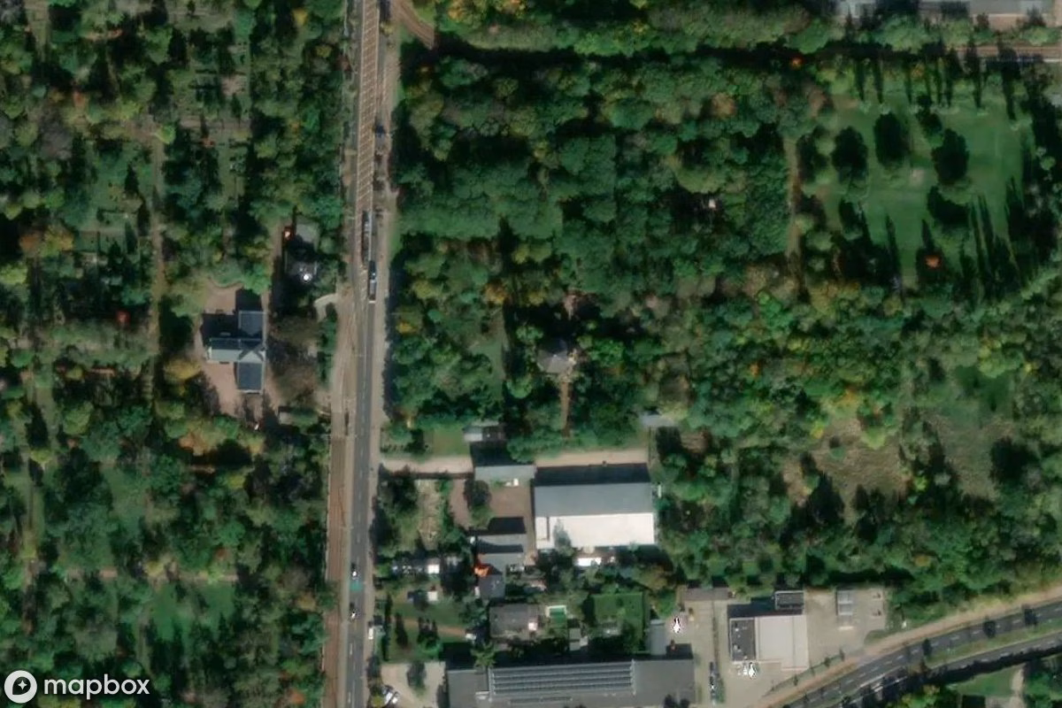 Satellitbild från luften av Kirche, en övergiven Kyrka i Dessau, Tyskland