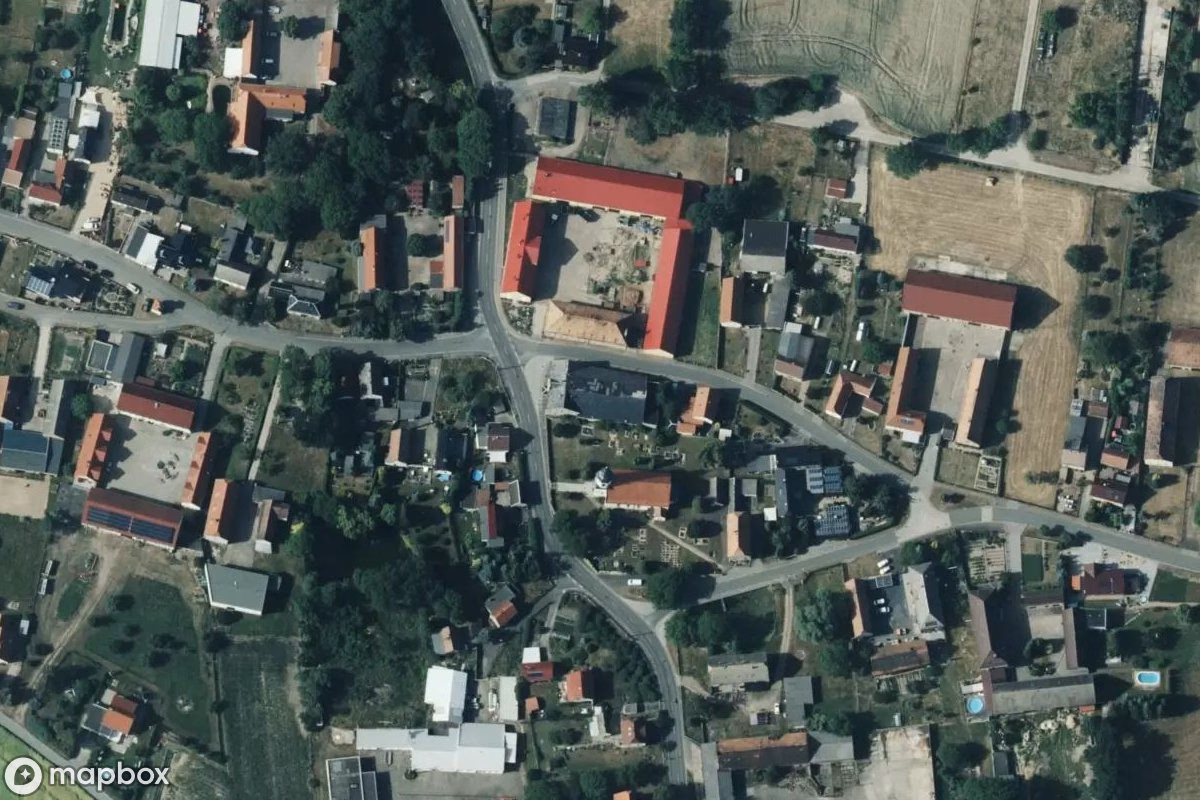 Satellitbillede set fra luften af Ballsaal Schenkgut, et forladt  i Hirschstein, Tyskland