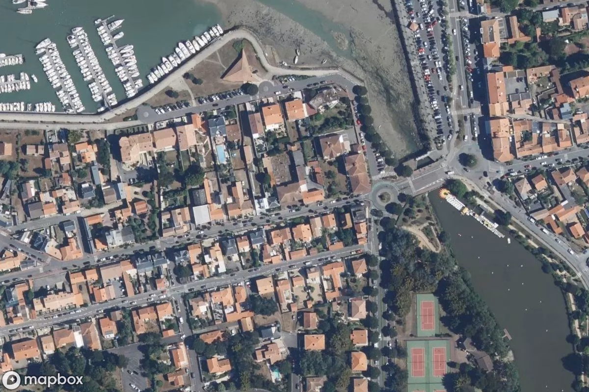 Satelitarny widok z lotu ptaka Royal Park Billard, opuszczone Obiekt sportowy w Saint-Gilles-Croix-de-Vie, Francja