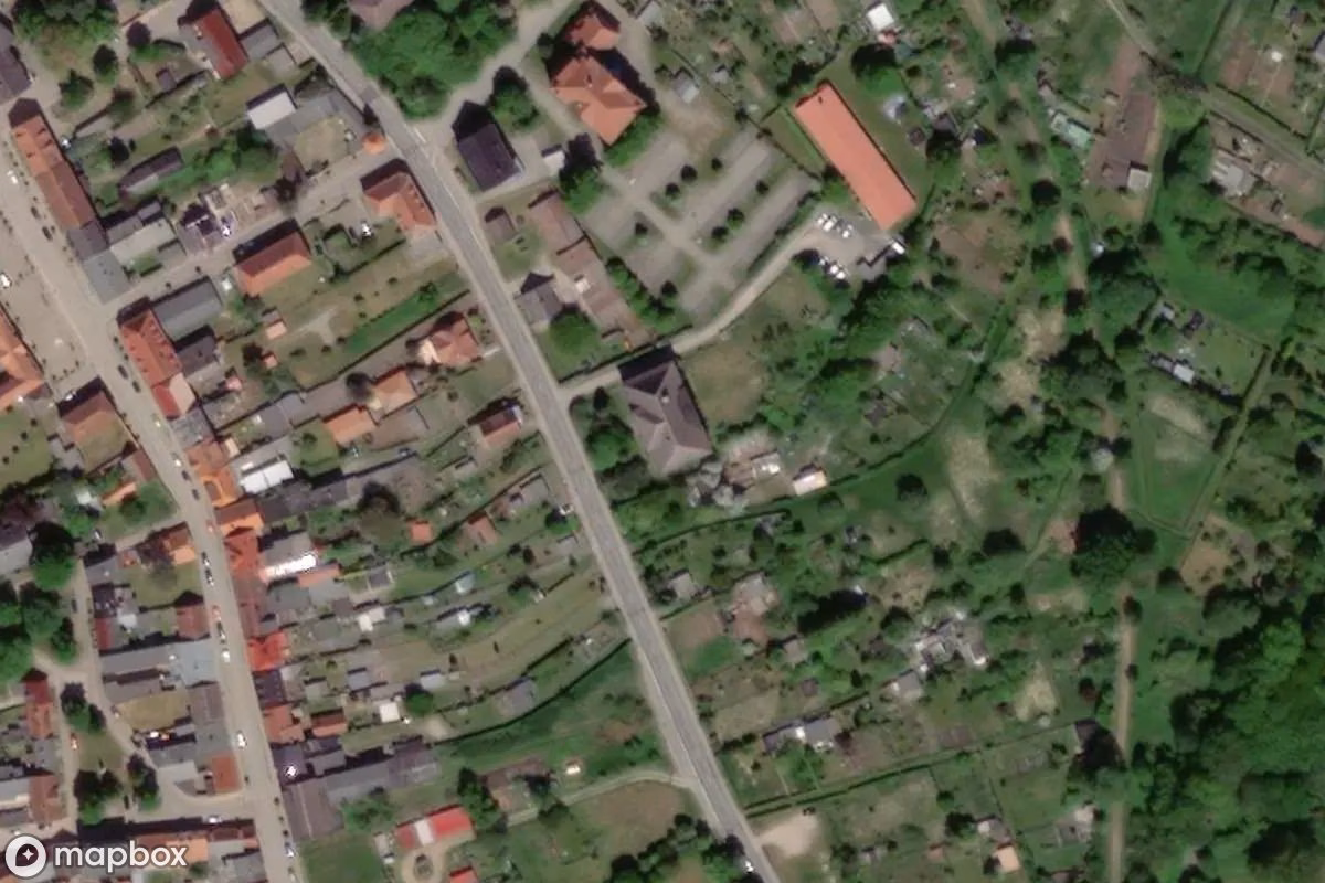 Satellitbillede set fra luften af Schule, et forladt Skole i Franzburg, Tyskland