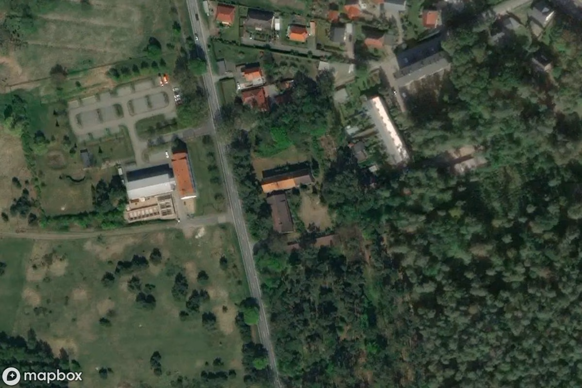 Satellietbeeld vanuit de lucht van Forstschule, een verlaten School in Güstrow, Duitsland