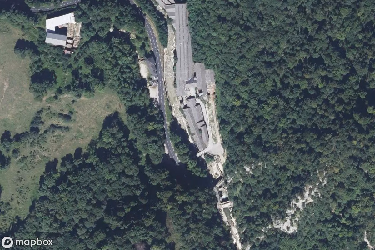 Satellitbild från luften av Wasserkraftwerk, en övergiven Kraftverk i Saint-Laurent-du-Pont, Frankrike