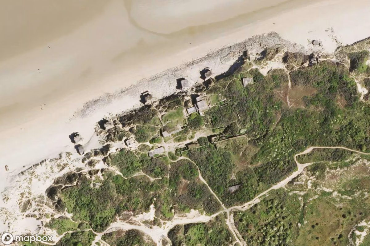 Satelitní letecký pohled na Bunkergruppe Malo Terminus, opuštěné Bunkr v Leffrinckoucke, Francie