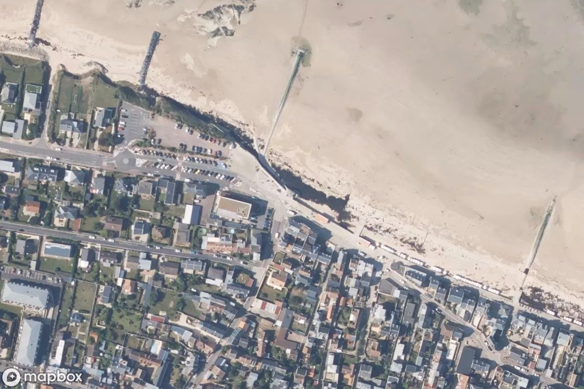 Vue aérienne satellite de Bunker, un Bunker abandonné à Saint-Aubin-sur-Mer, France