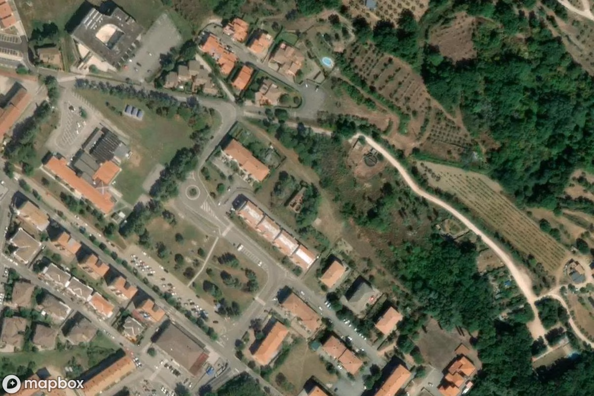 Vista aérea por satélite de Lost Place, un  abandonado en Massa Marittima, Italia