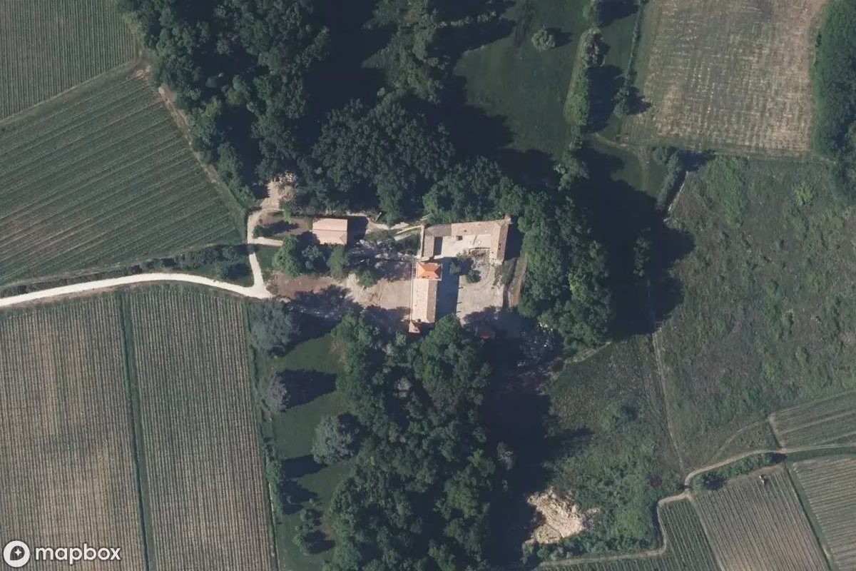 Satellitbillede set fra luften af Château d'Aiguilhe, et forladt Slot i Gardegan-et-Tourtirac, Frankrig