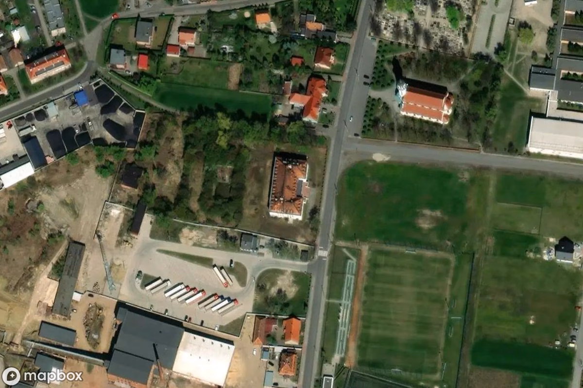 Satelitní letecký pohled na Sozialgebäude, opuštěné  v Witaszyce, Polsko