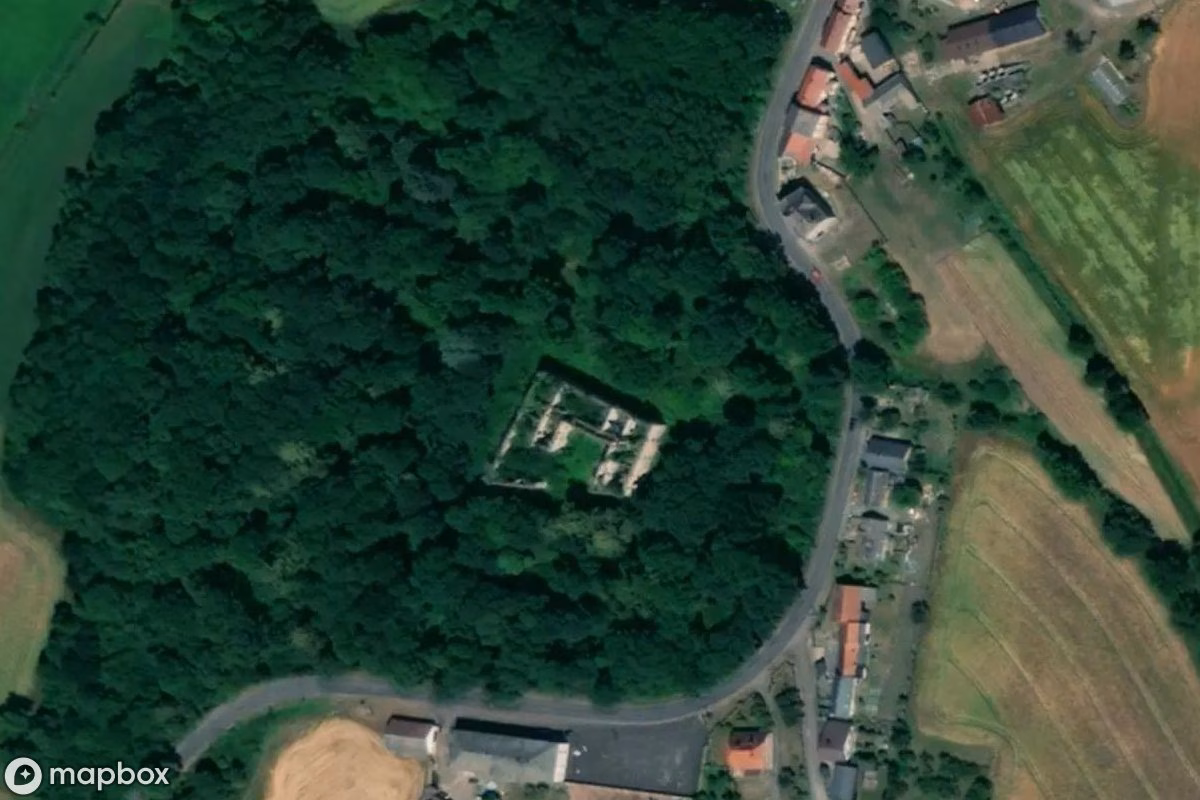 Satellittbilde fra luften av Ruinen Château Chrzelice, et forlatt Ruin i Chrzelice, Polen