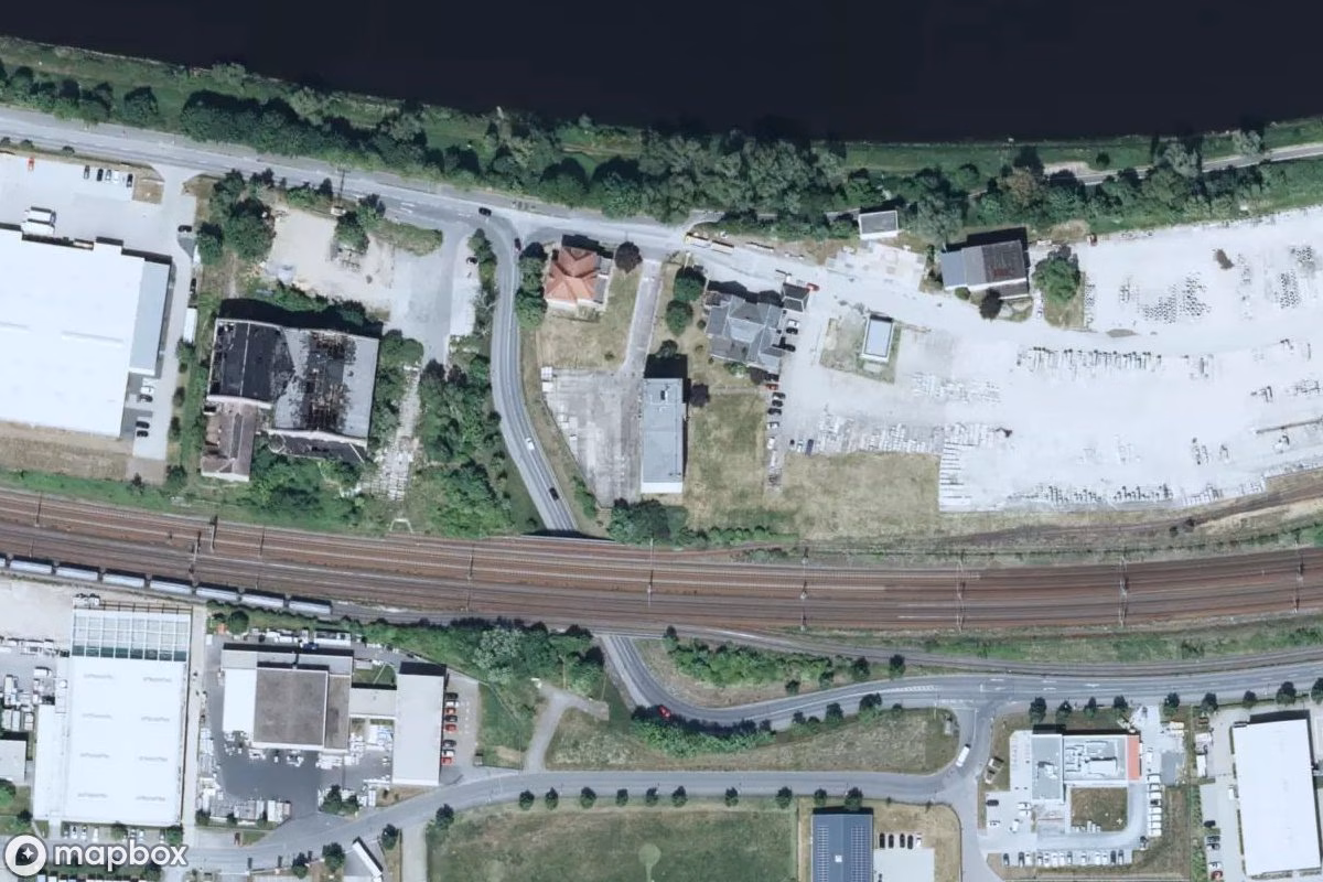 Satelitní letecký pohled na Verwaltungshochhaus, opuštěné  v Pirna, Německo