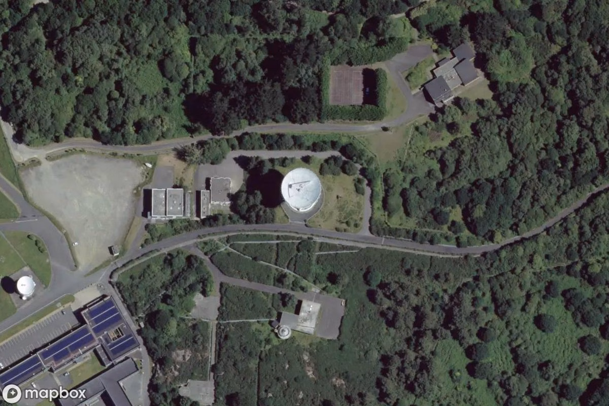 Satellitbillede set fra luften af Antenne Pb3, et forladt Tårn i Pleumeur-Bodou, Frankrig