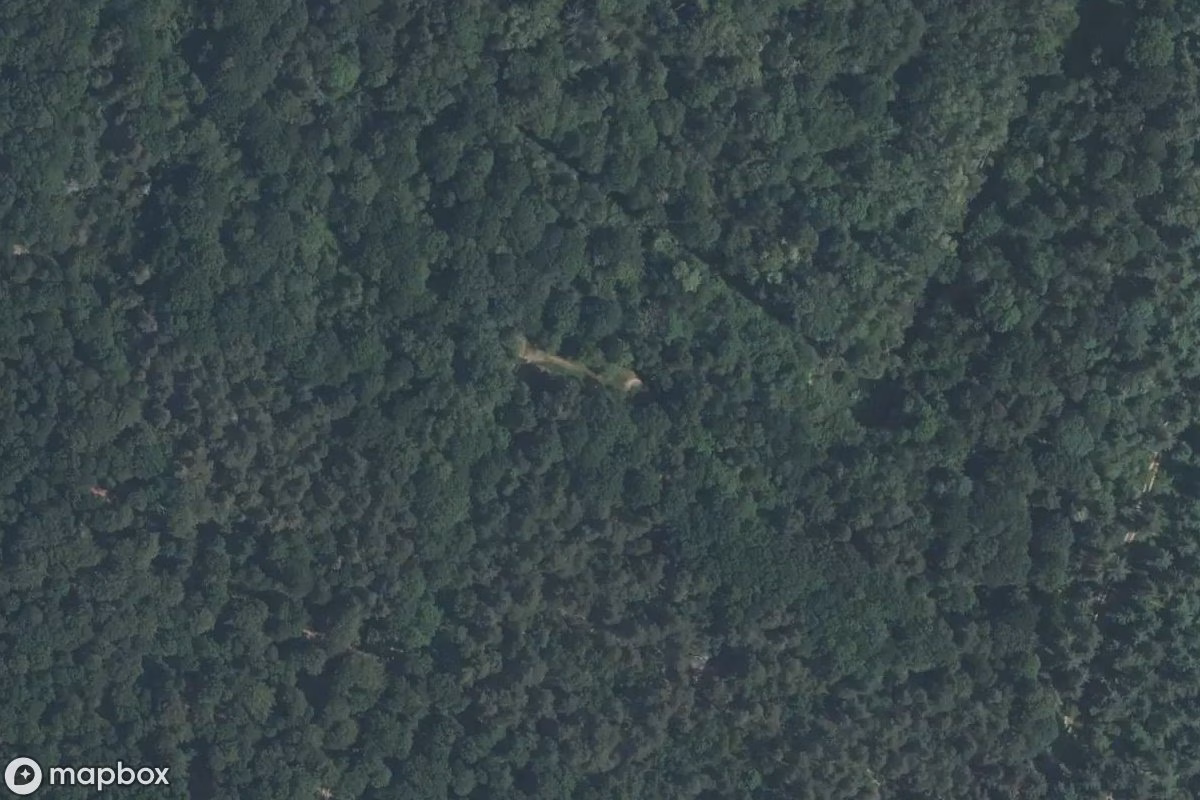 Satellitbillede set fra luften af Militär, et forladt Militært anlæg i Pouxeux, Frankrig